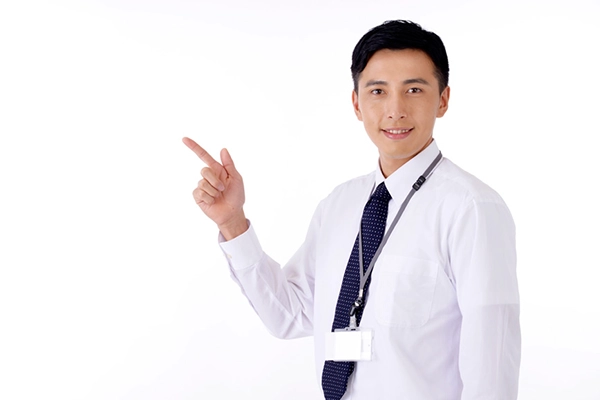 ピンポイントを示す男性