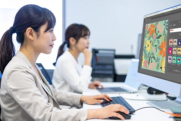 Adobeイラストレータを使って作業をする女性